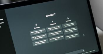 Drei Ebenen der Chatbot-Antworten: Modell, Grounding und Werbeschicht (Foto: AdobeStock - irissca - 553228015)